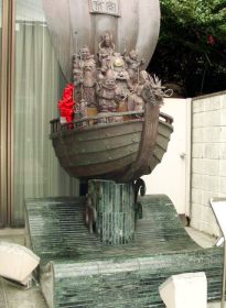 造形物：銀行前にある八福神の宝船